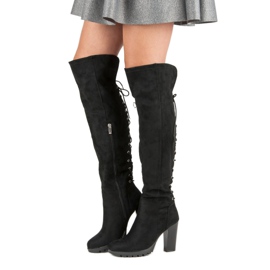 Cm Paris Botas de camurça em um pilar preto 2