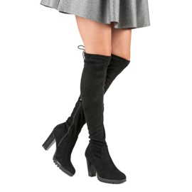 Cm Paris Mosqueteiros de camurça em um pilar preto 1