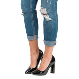 Bombas envernizadas em um pilar preto 1