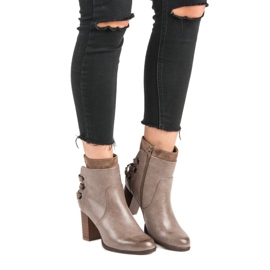 Super Mode Botas elegantes em uma postagem castanho 1