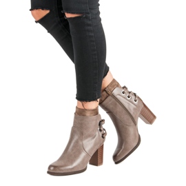 Super Mode Botas elegantes em uma postagem marrom 2