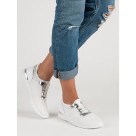 Calçados esportivos brancos 2