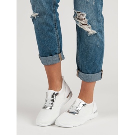 Calçados esportivos brancos 1