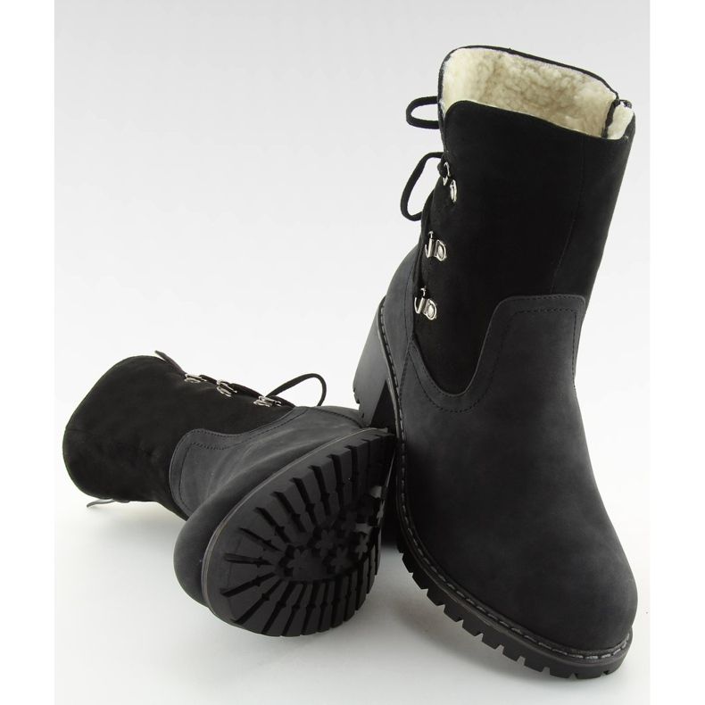 Botas pretas isoladas com preto cordeiro NC726 preto 2