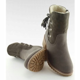 Botas cinza isoladas com cinza cordeiro NC726 Gray 2