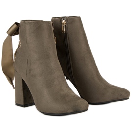 Ideal Shoes Botas sexy em uma postagem cinza 1