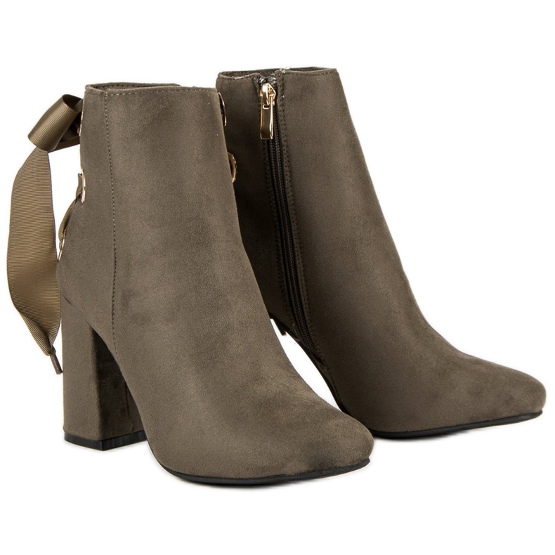 Ideal Shoes Botas sexy em uma postagem cinza 1