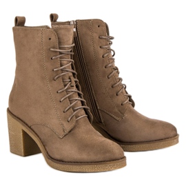Super Mode Botas amarradas no poste marrom 1