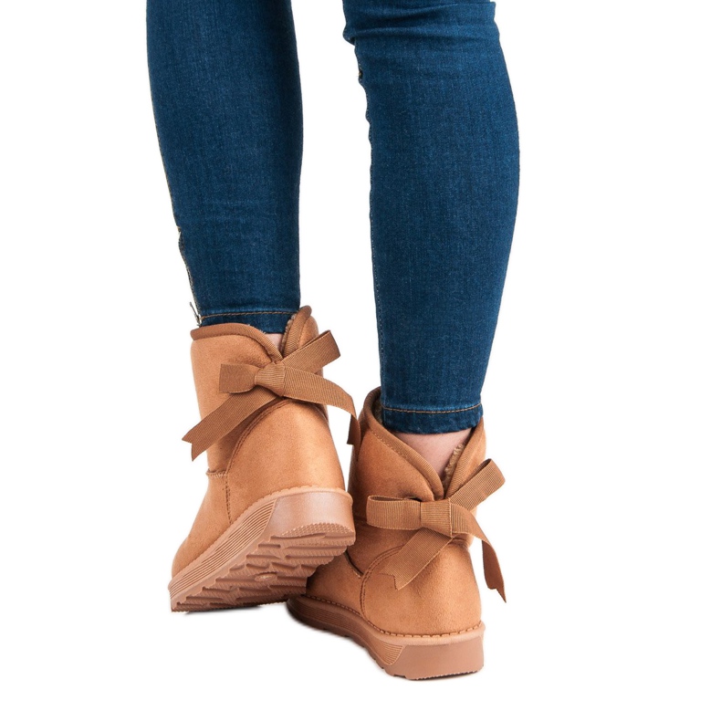 Mukluki com um arco castanho 2