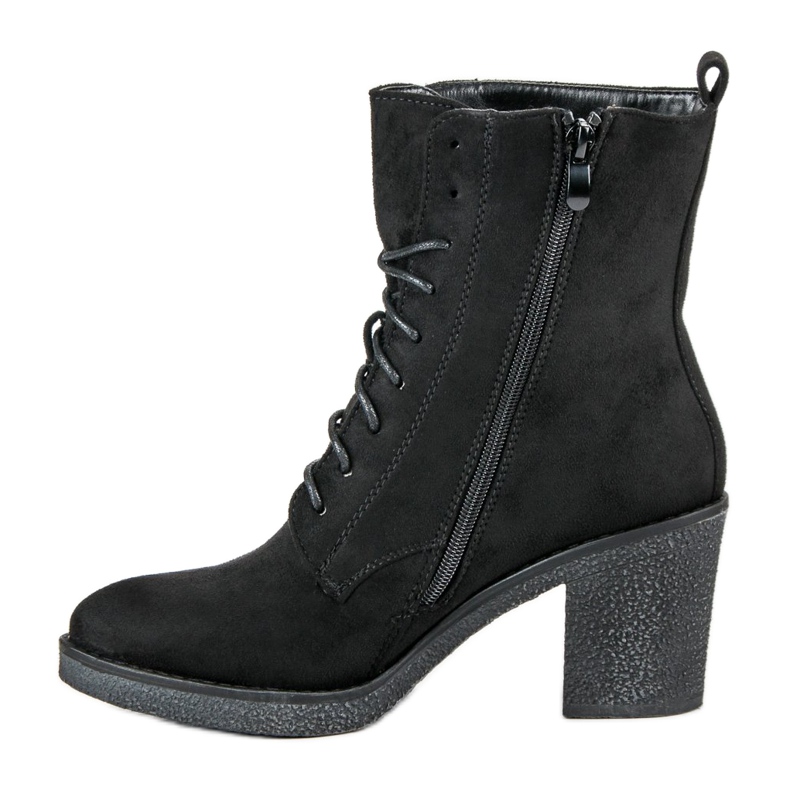 Super Mode Botas amarradas em um poste preto 1