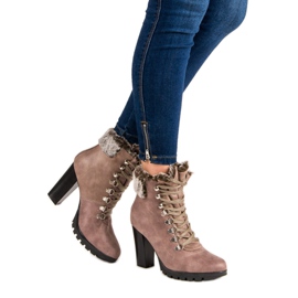 Cm Paris Botas amarradas em um poste castanho 1 Cm Paris Botas amarradas em um poste castanho 1