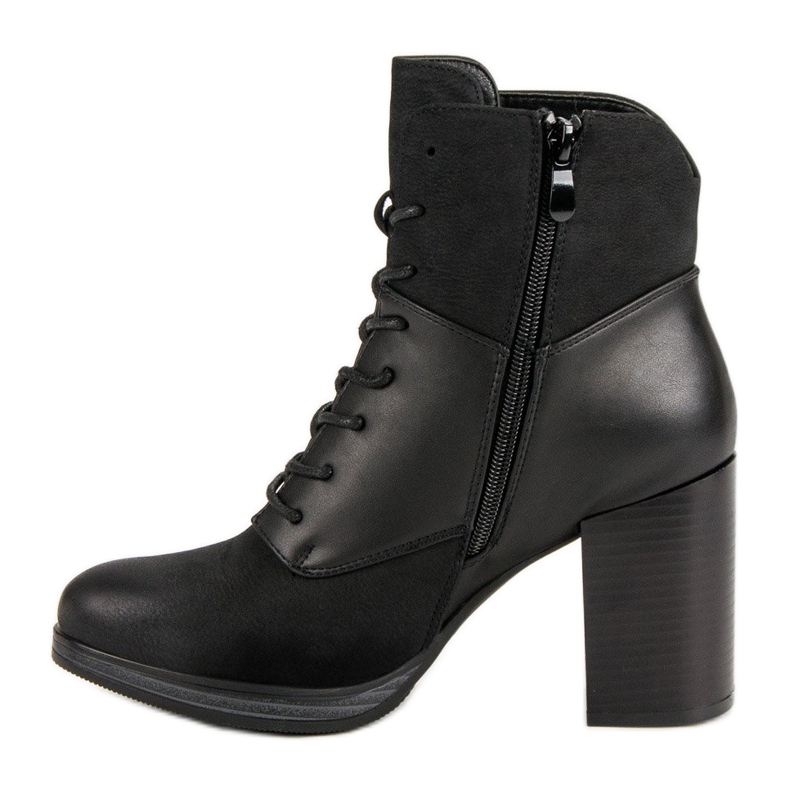 Vinceza Botas amarradas em um poste preto 2