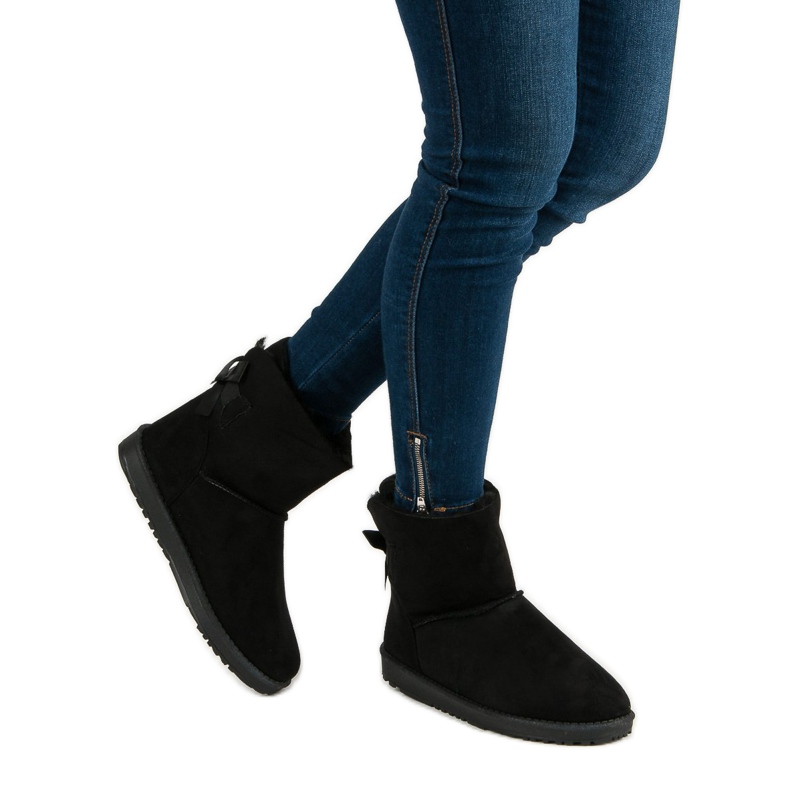 Queentina Mukluki preto com laço 2