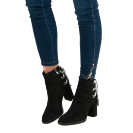 Ideal Shoes Botas elegantes no poste preto 1