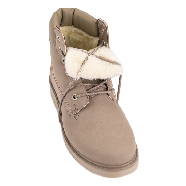 Caçadores na plataforma marrom 1