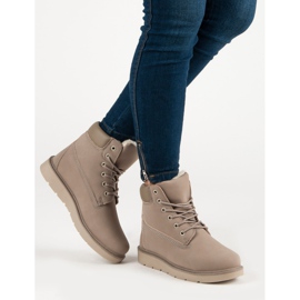 Caçadores na plataforma marrom 2