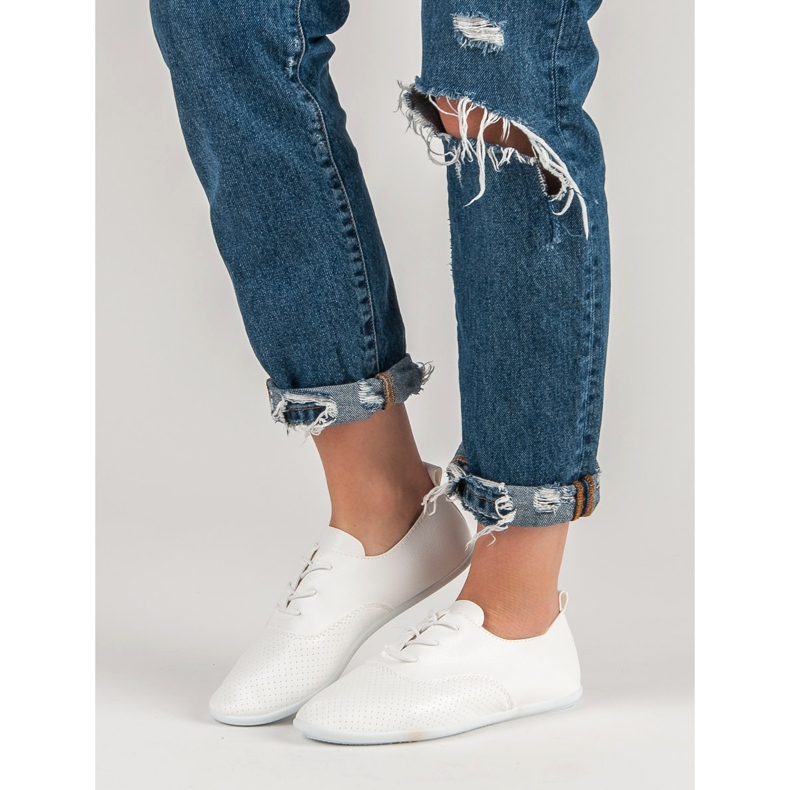 Tênis branco amarrado 2
