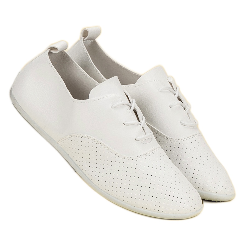 Tênis branco amarrado 1