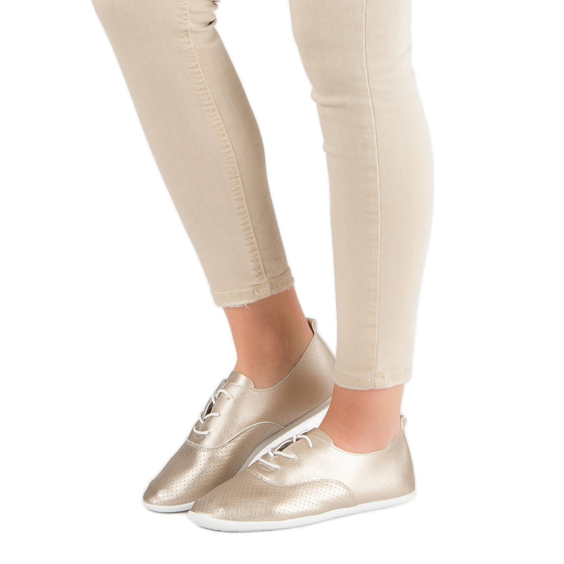 Tênis com nó dourado 1