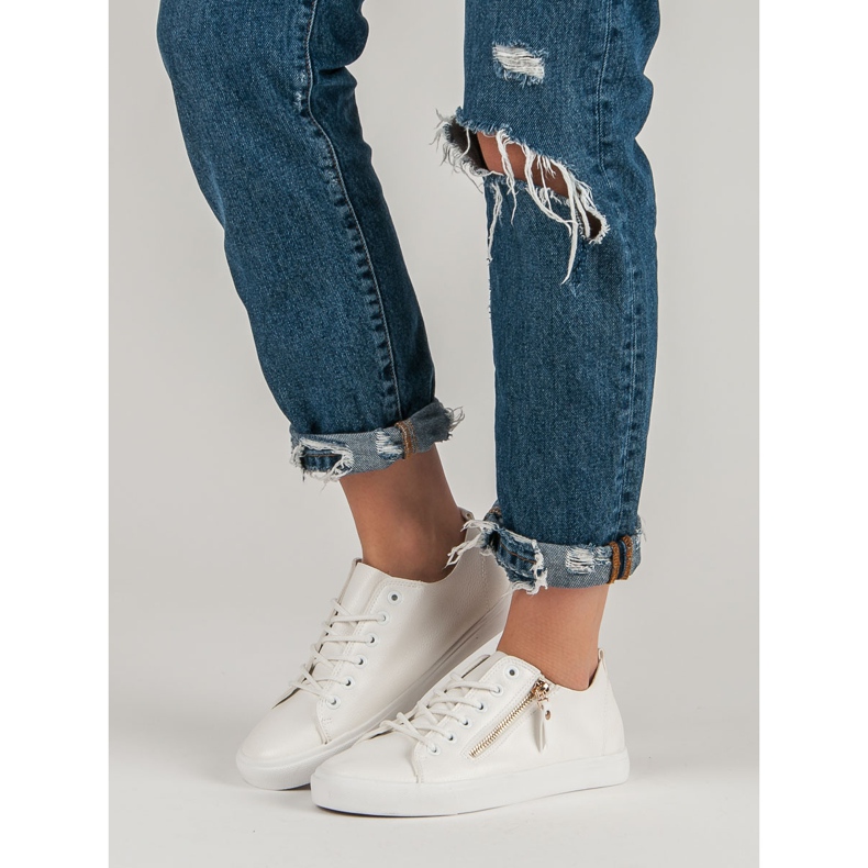 Tênis amarrados branco 1