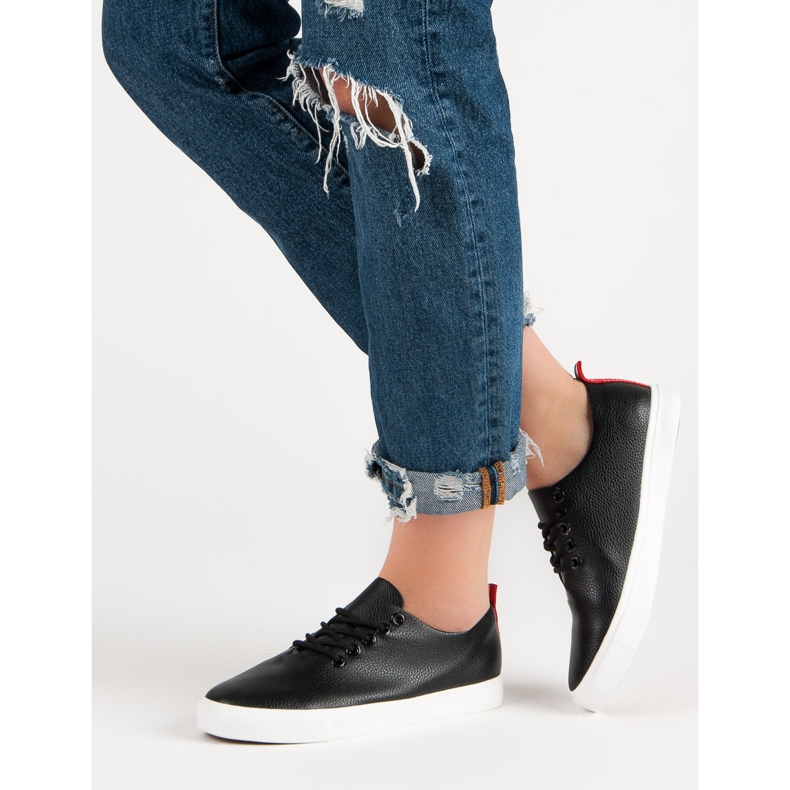 Tênis amarrados preto 1