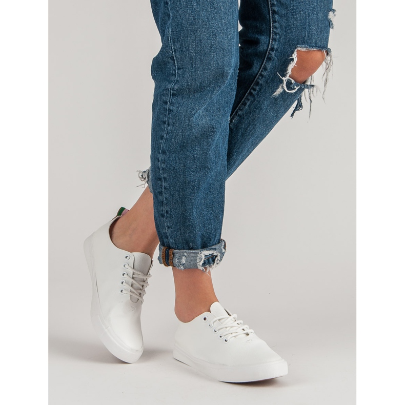Tênis amarrados branco 2