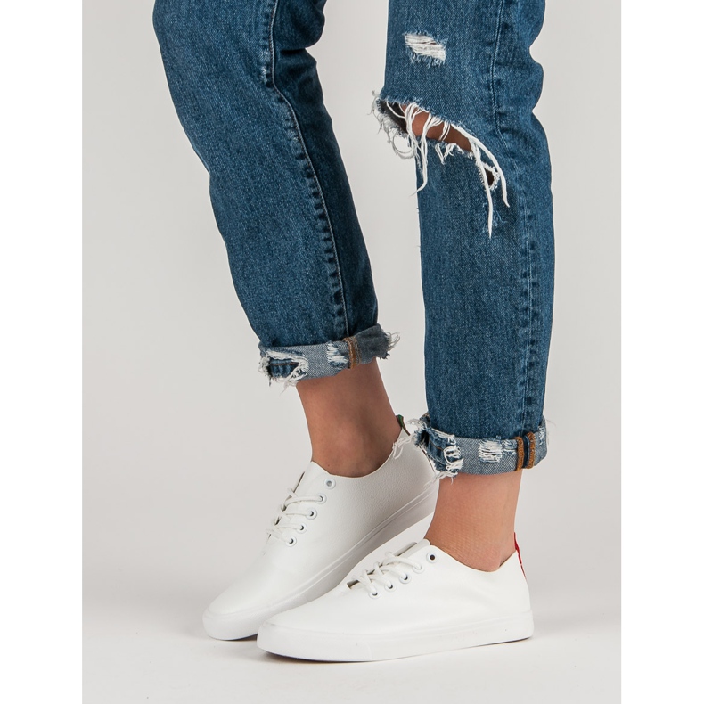 Tênis amarrados branco 1