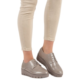 Comer Amarrar os sapatos marrom 2