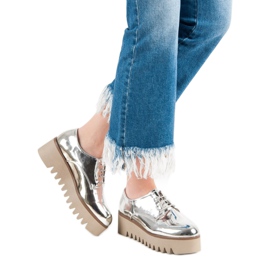 Corina Sapatos prateados com protetor cinza 2 Corina Sapatos prateados com protetor cinza 2