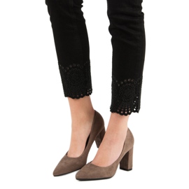 Ch. Creation Bombas de camurça em um pilar marrom 1