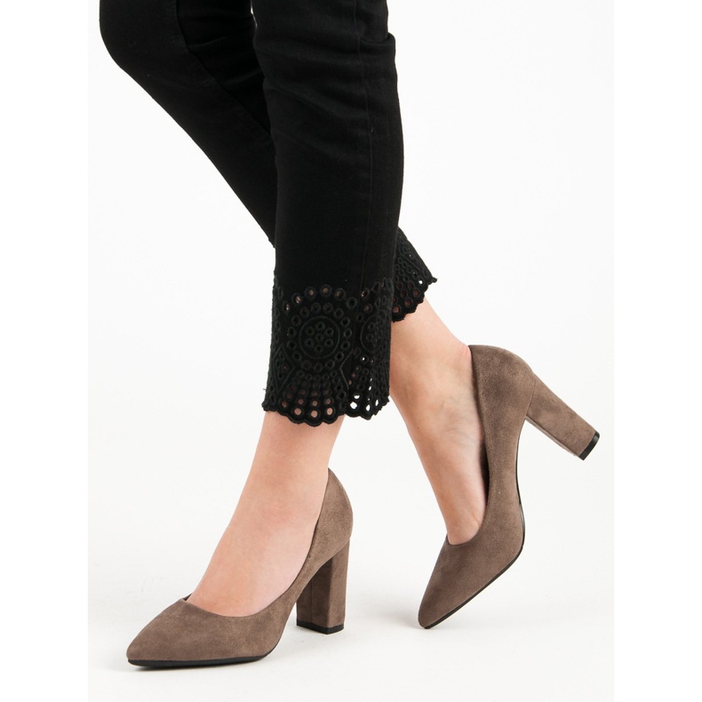 Ch. Creation Bombas de camurça em um pilar castanho 2