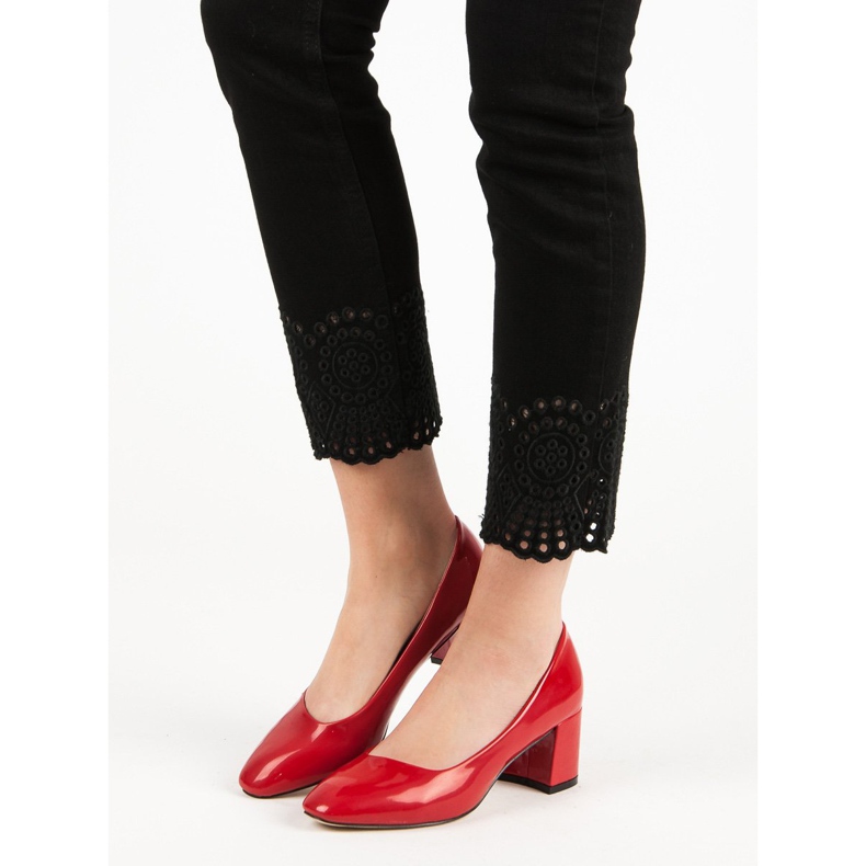 Diamantique Bombas envernizadas em um pilar vermelho 1