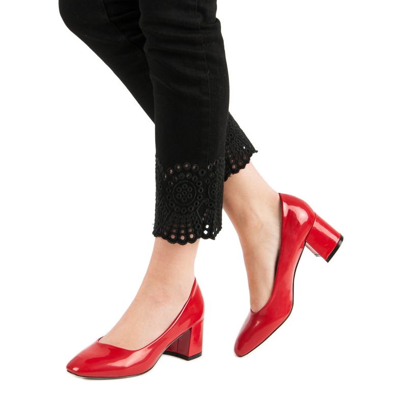 Diamantique Bombas envernizadas em um pilar vermelho 2