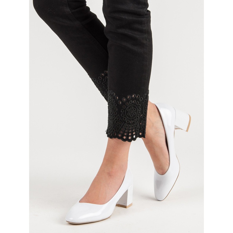 Diamantique Bombas envernizadas em um pilar branco 2