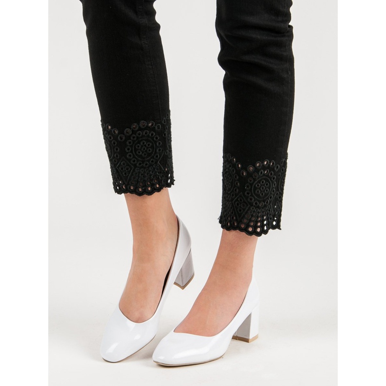 Diamantique Bombas envernizadas em um pilar branco 1