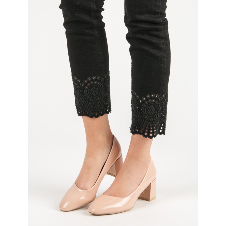 Diamantique Bombas envernizadas em um pilar bege 2