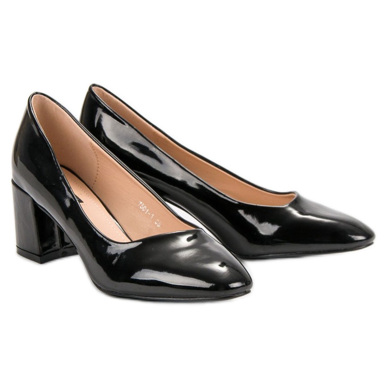 Diamantique Bombas envernizadas em um pilar preto 1