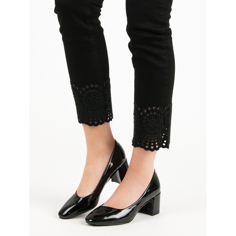 Diamantique Bombas envernizadas em um pilar preto 2