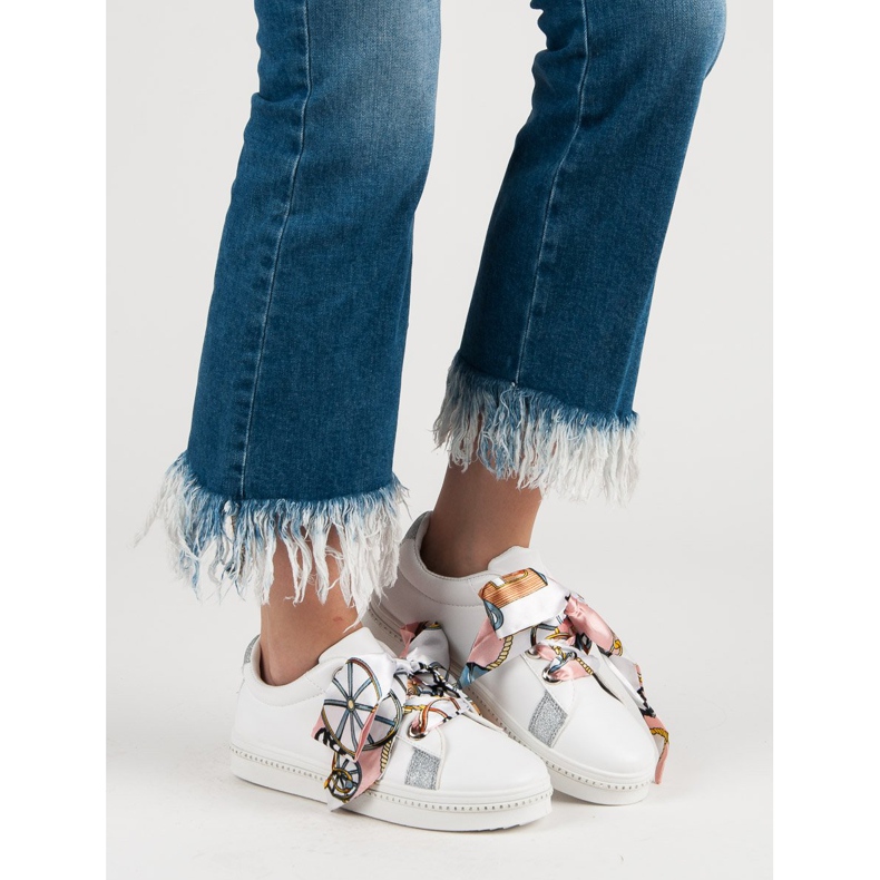 Sapatos esportivos amarrados com uma fita branco 2