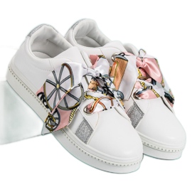 Sapatos esportivos amarrados com uma fita branco 1