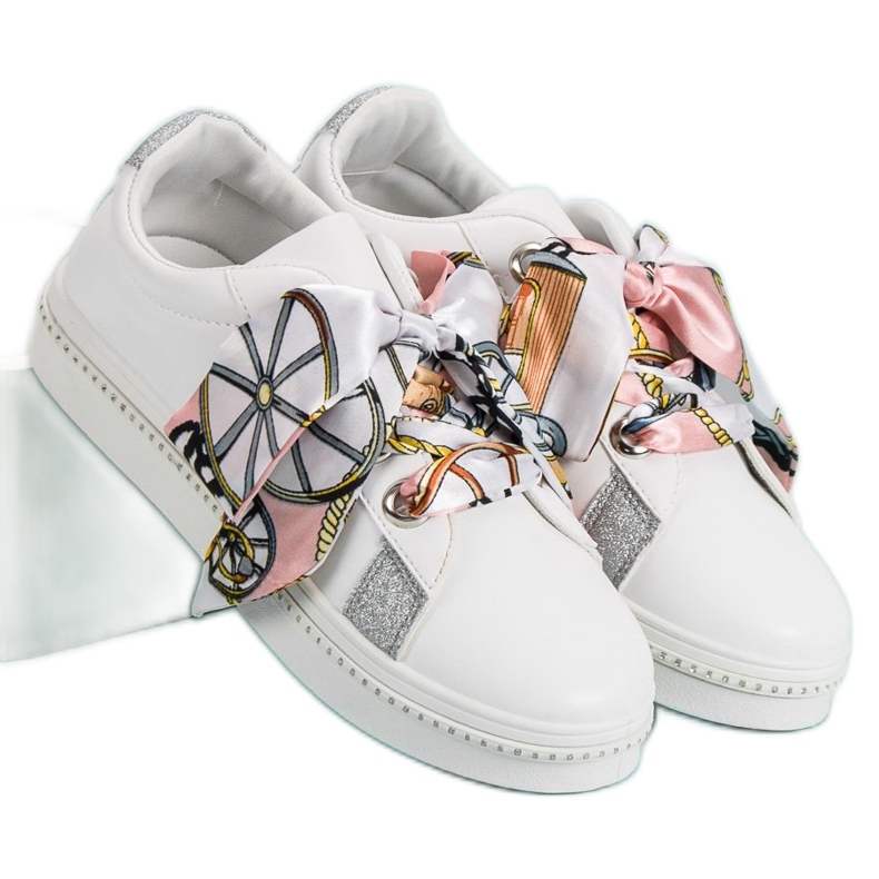 Sapatos esportivos amarrados com uma fita branco 1