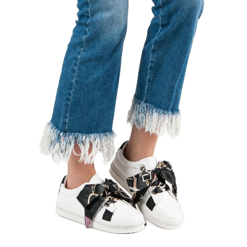 Sapatos esportivos amarrados com uma fita branco 2 Sapatos esportivos amarrados com uma fita branco 2