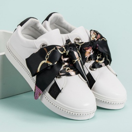 Sapatos esportivos amarrados com uma fita branco 1 Sapatos esportivos amarrados com uma fita branco 1