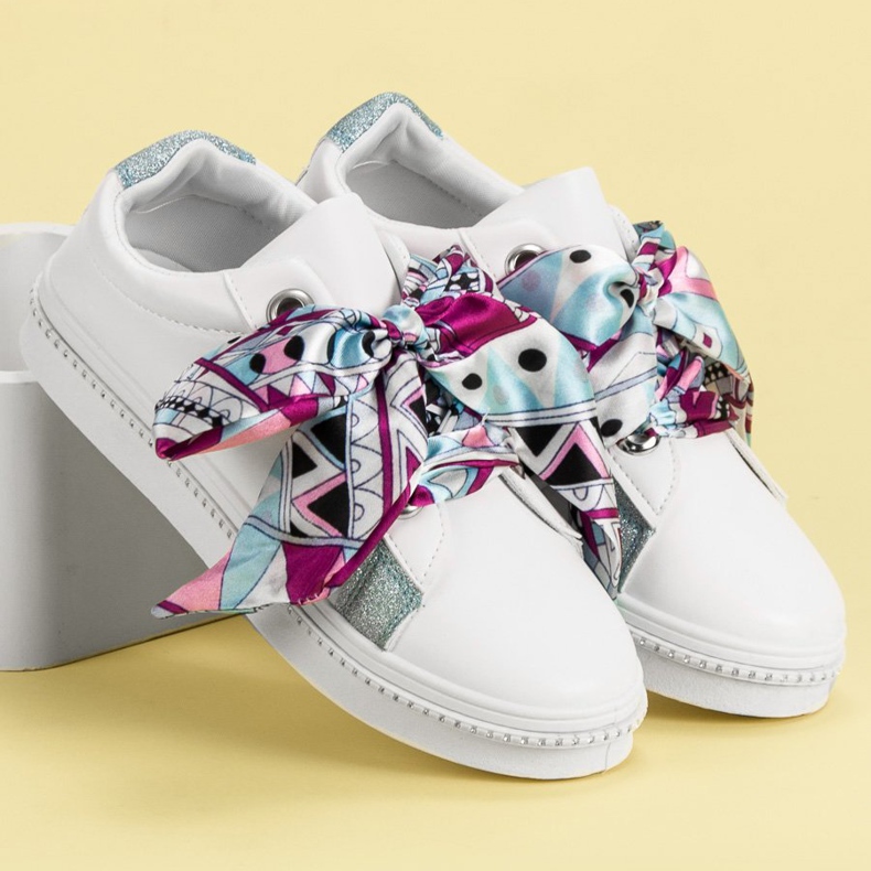 Sapatos esportivos amarrados com uma fita branco 1