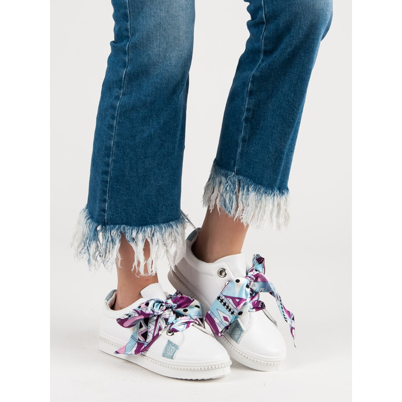 Sapatos esportivos amarrados com uma fita branco 2