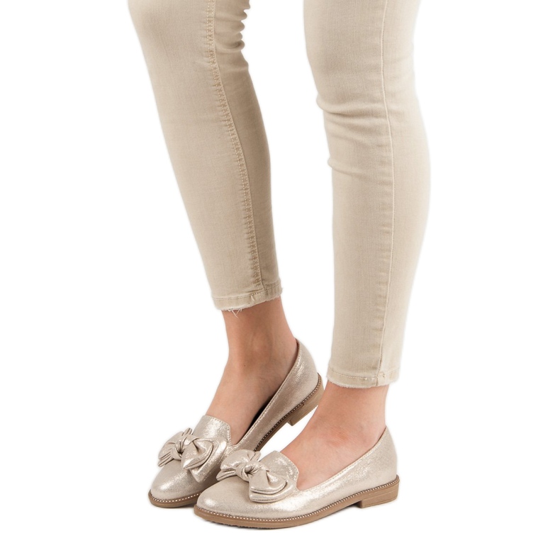 Forever Folie Bailarina de ouro com um arco dourado 2