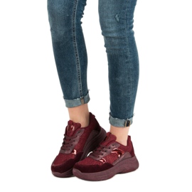 Tênis cor de vinho na plataforma vermelho 1