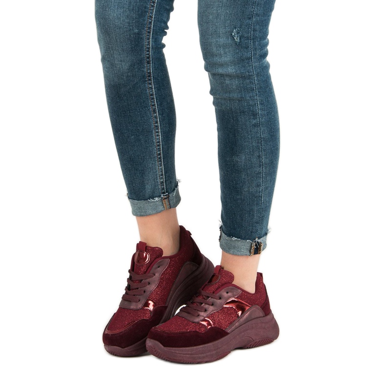 Tênis cor de vinho na plataforma vermelho 1