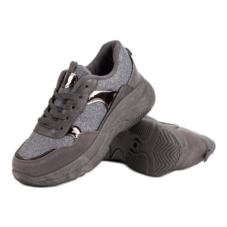 Tênis brilhantes na plataforma cinza 1