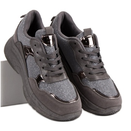 Tênis brilhantes na plataforma cinza 2